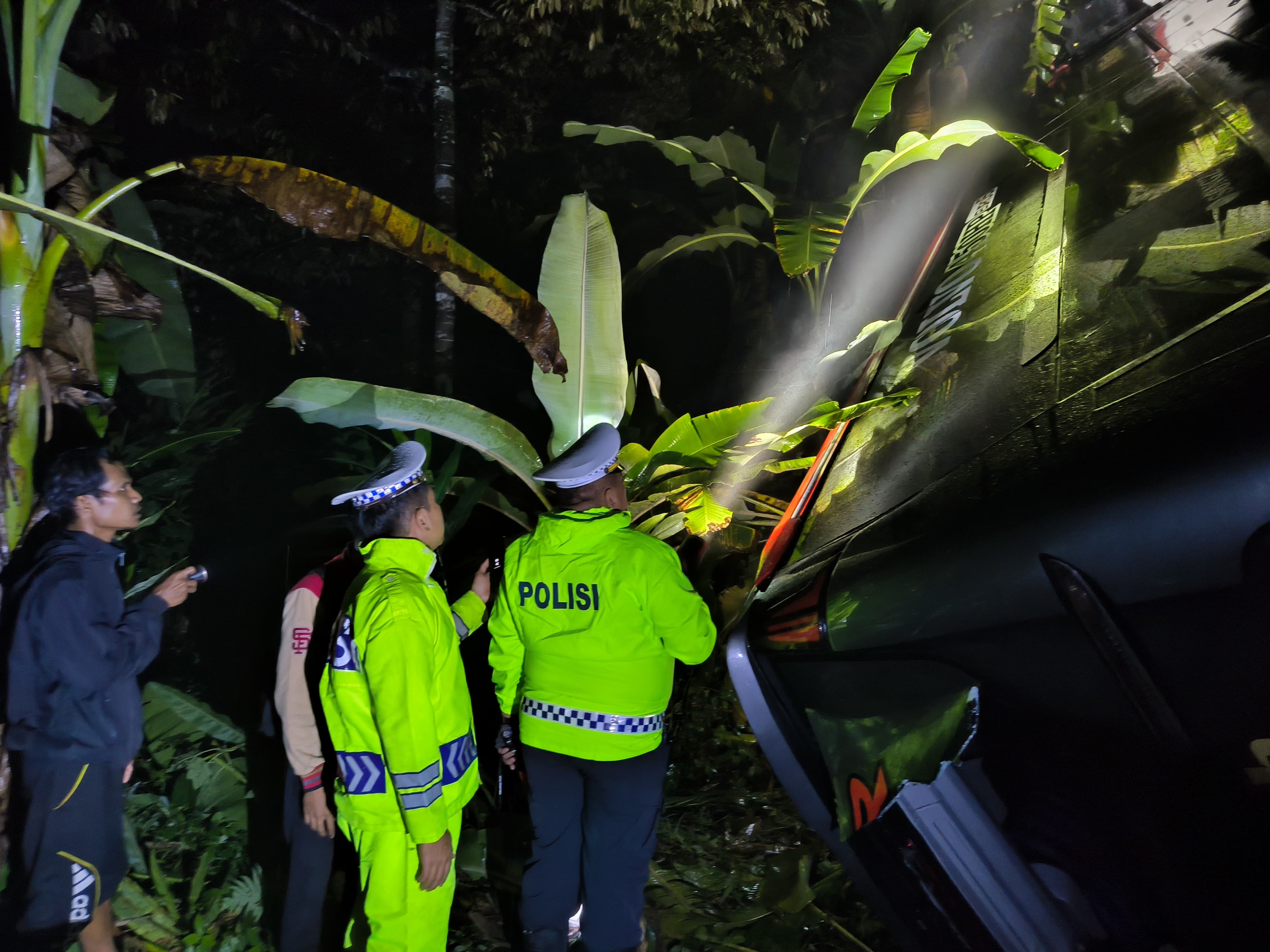 Sat Lantas Polres Lahat Bergerak Cepat Laporan, Bus PO Anugerah Masuk Jurang.