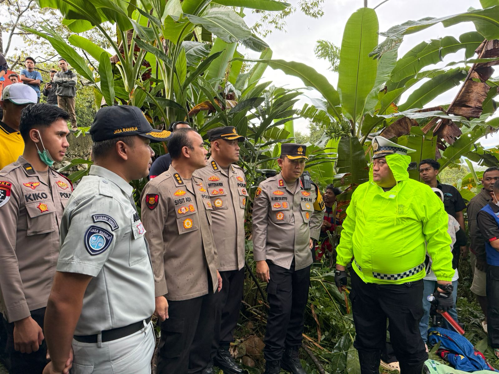Kecelakaan Lalu Lintas Bus AI-Hijrah Di Lahat, Kapolres Lahat Lansung Memimpin Proses Evakuasi Korba