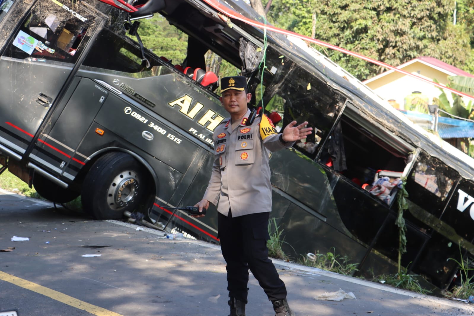 Evakuasi Bus AI-Hijrah Laka Lantas, Kapolres Lahat Turun Lansung Atur Lalu Lintas.