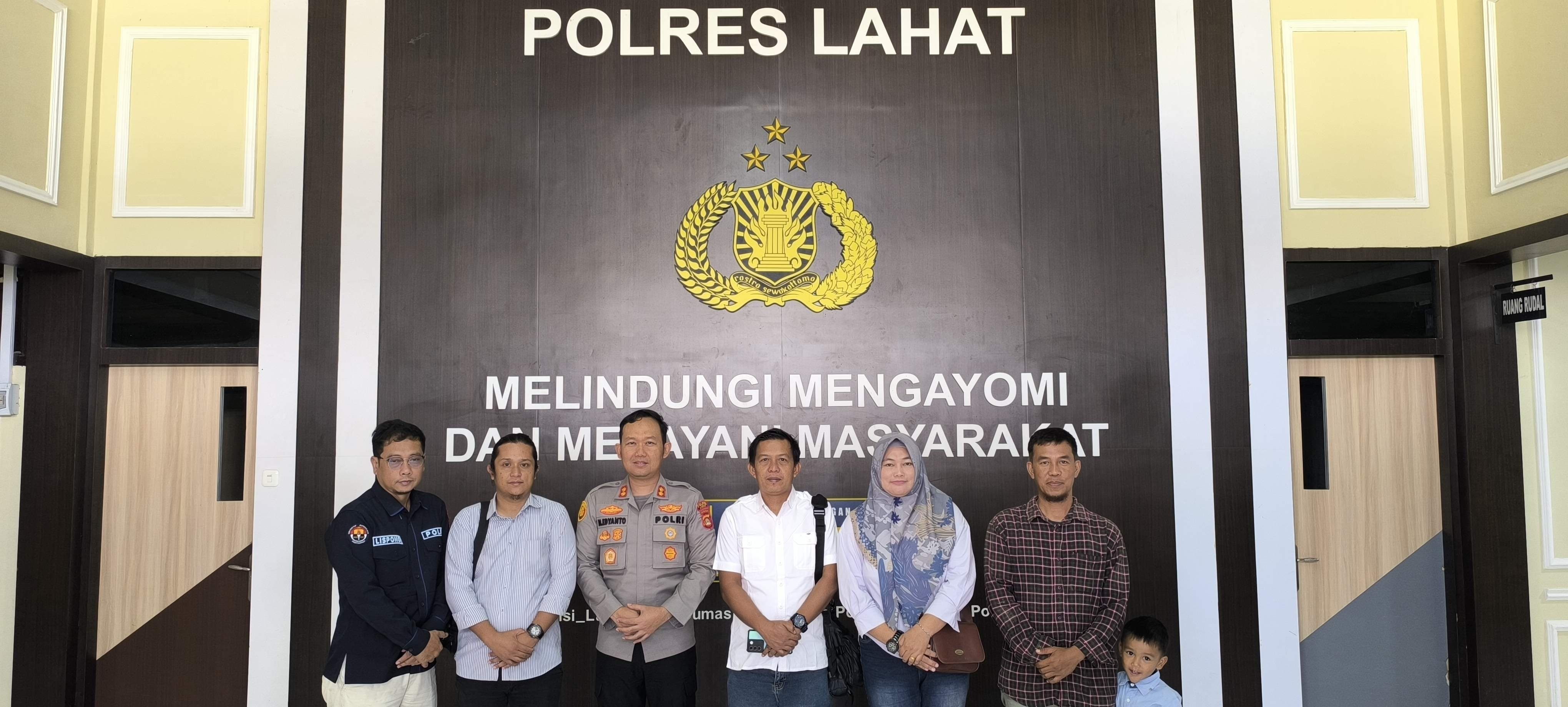 *Kapolres Lahat Menyambut Di Ruang Kerja Ketua Persatuan Wartawan Indonesia (PWI) Lahat Terpilih Ber