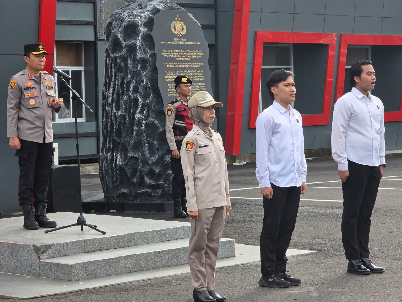 *Kapolres Lahat Pimpin Apel Pagi Kesiagaan Personel Dalam Bertugas*