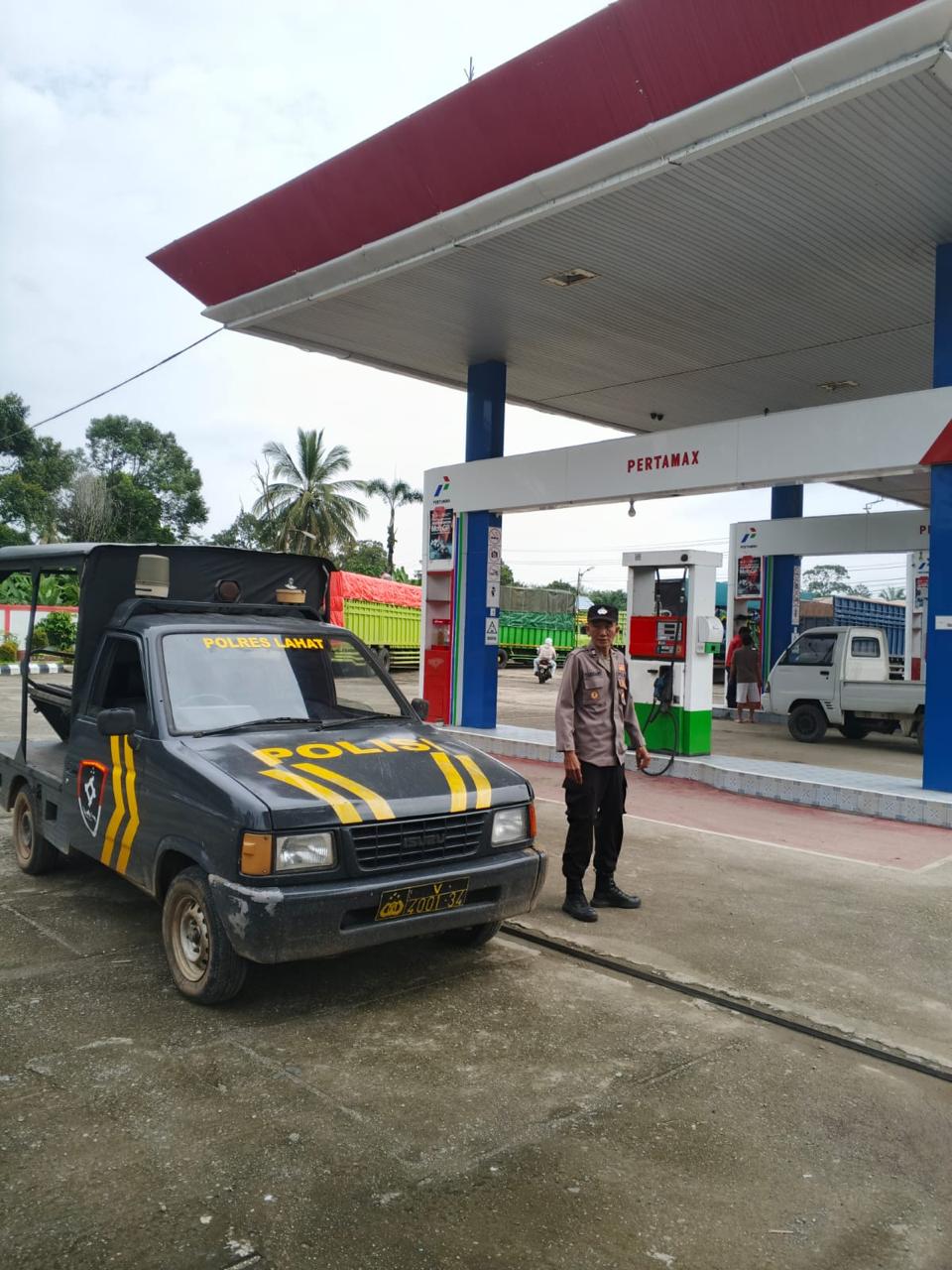 *Polres Lahat Pantau Jaga Ketersedian Distribusi BBM Di SPBU Lahat*