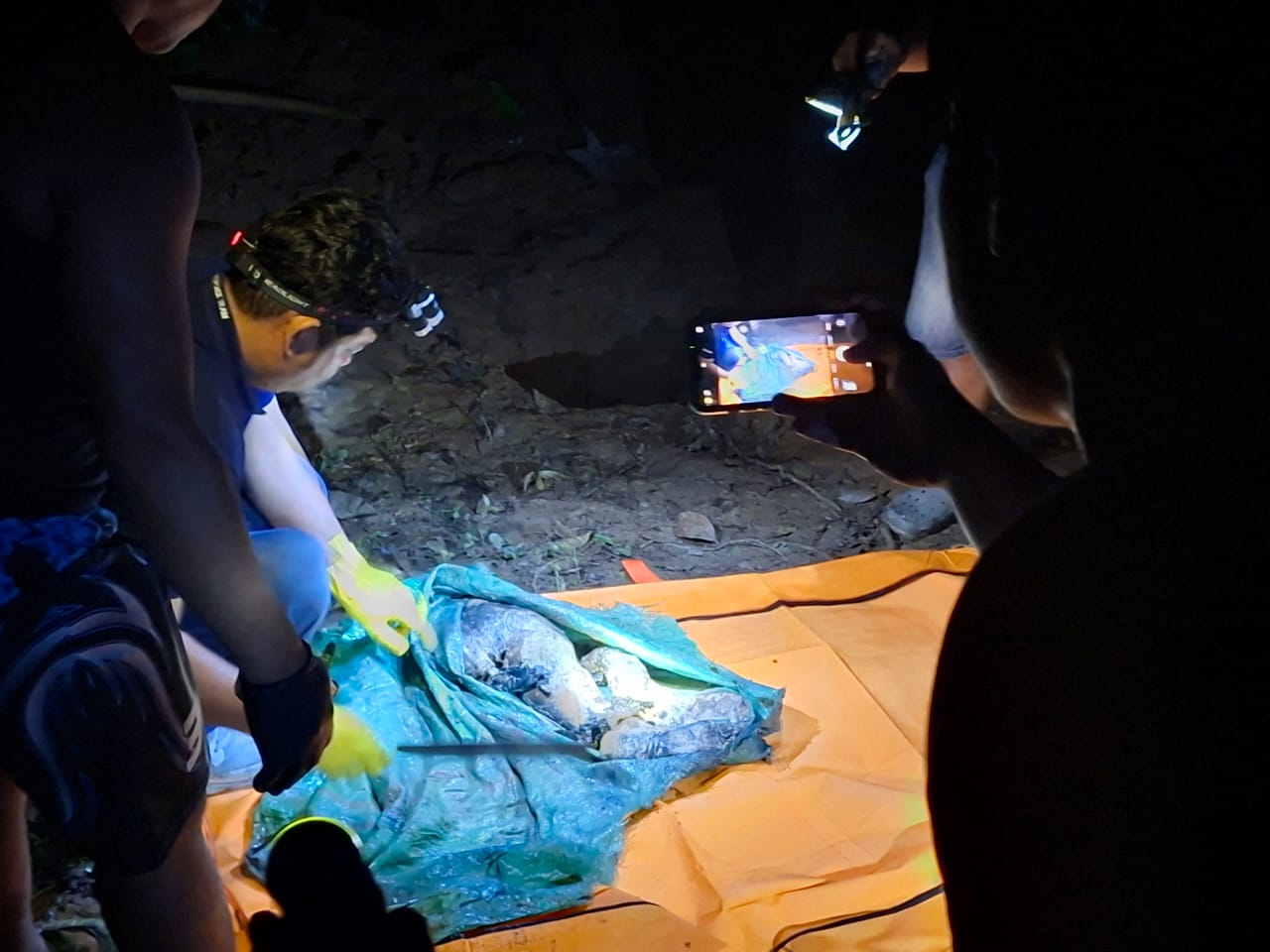 *Penemuan Mayat  Diduga Korban Mutilasi,Polres Lahat Bergerak Cepat Ke TKP Pulau Pinang*