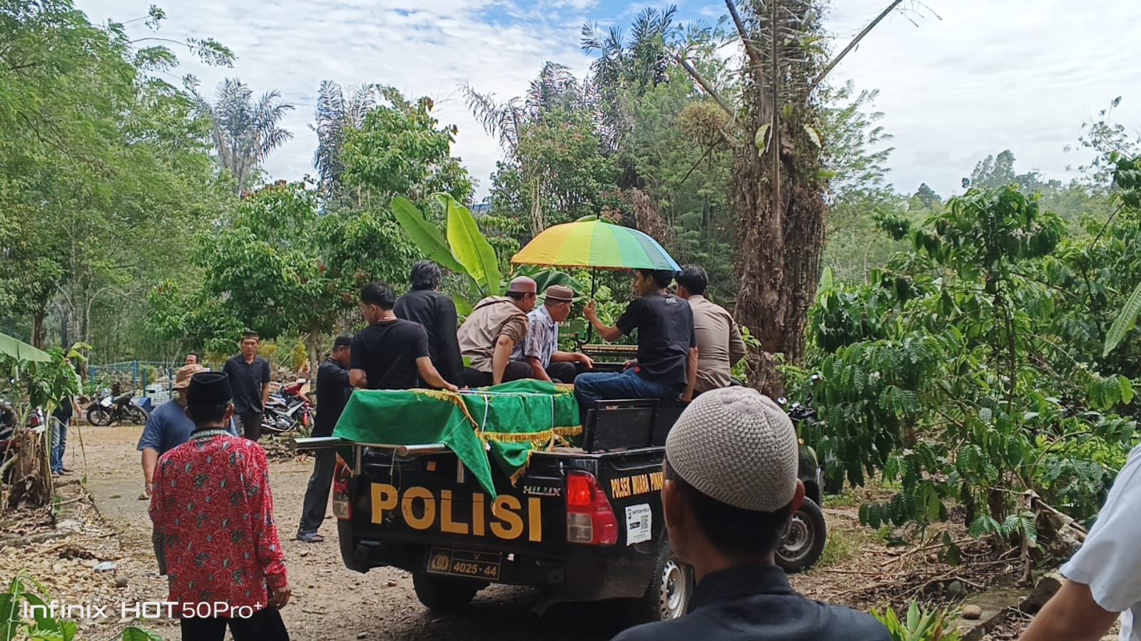 *Mobil Patroli Polsek Muara Pinang Dialihfungsikan Pengantaran Jenazah Warga,Polri Peduli*