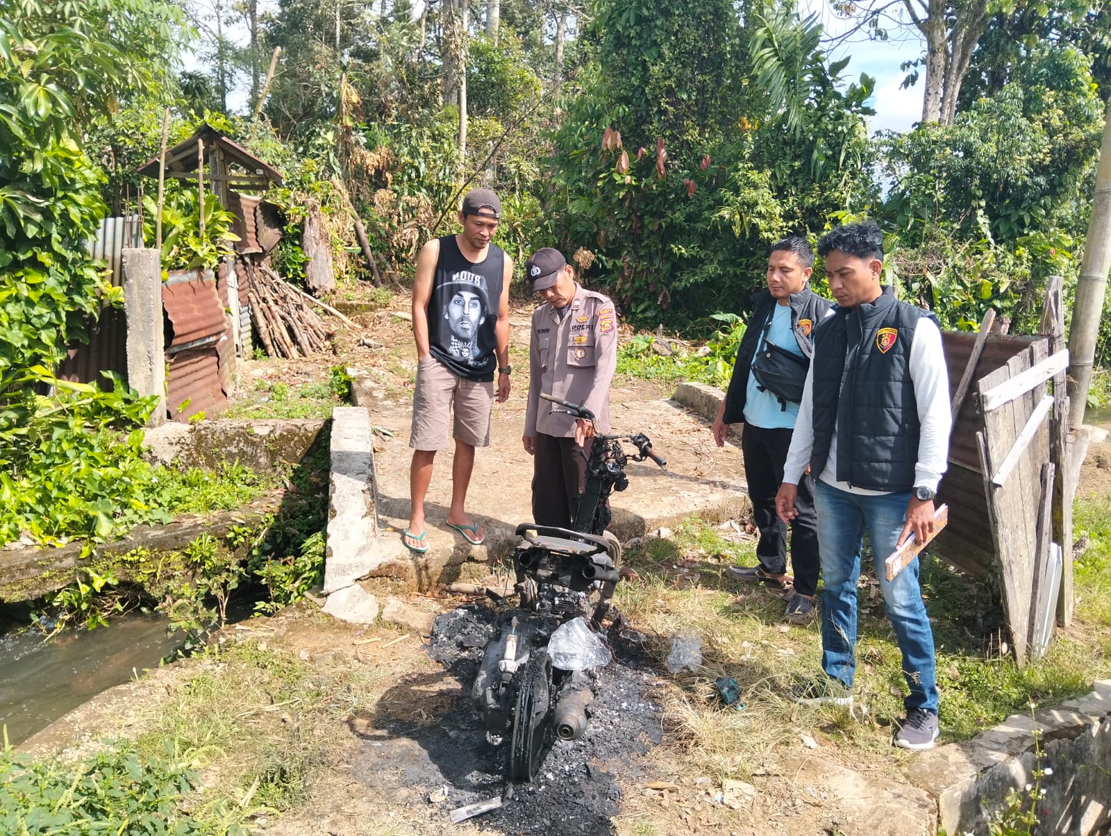 *Kendaraan R2 Pelaku Pencuri Rmh Warga Dibakar Masyarakat,Pelaku Berhasil Kabur,Kec Tanjung Sakti Pu
