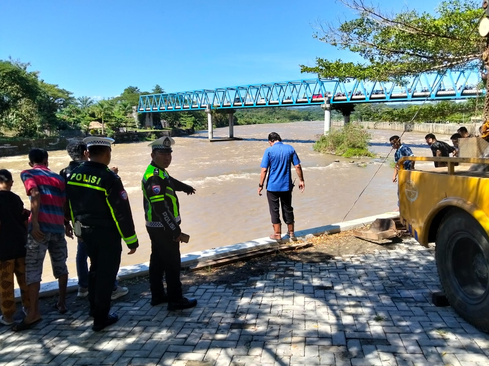 *Polres Lahat Satuan Sat Lantas Gerak Cepat Evakuasi Mobil Terjun Ke Sungai Lematang*