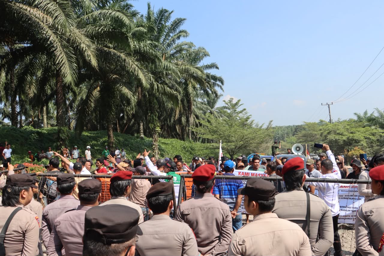 *Polres Lahat Lakukan Pengamanan Aksi Unjuk Rasa Masyarakat di PT.SMS Kikim Barat*