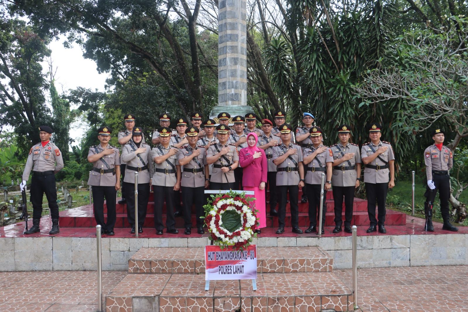*Memperingati Hari Bhayangkara Ke-80,Polres Lahat Ziarah Dan Tabur Bunga Di Taman Makam Pahlawan Pus