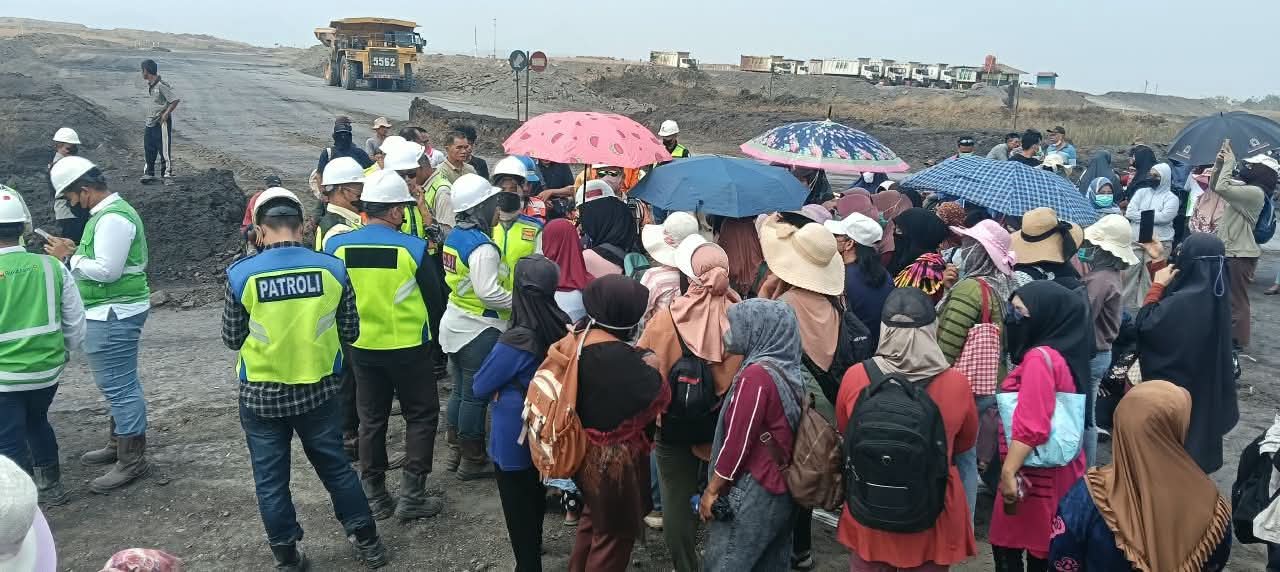 *Warga Sirah Pulau Kab.Lahat,Demo Tambang Batubara  PT.BA,Keluhkan Debu Mengancam Kesehatan*